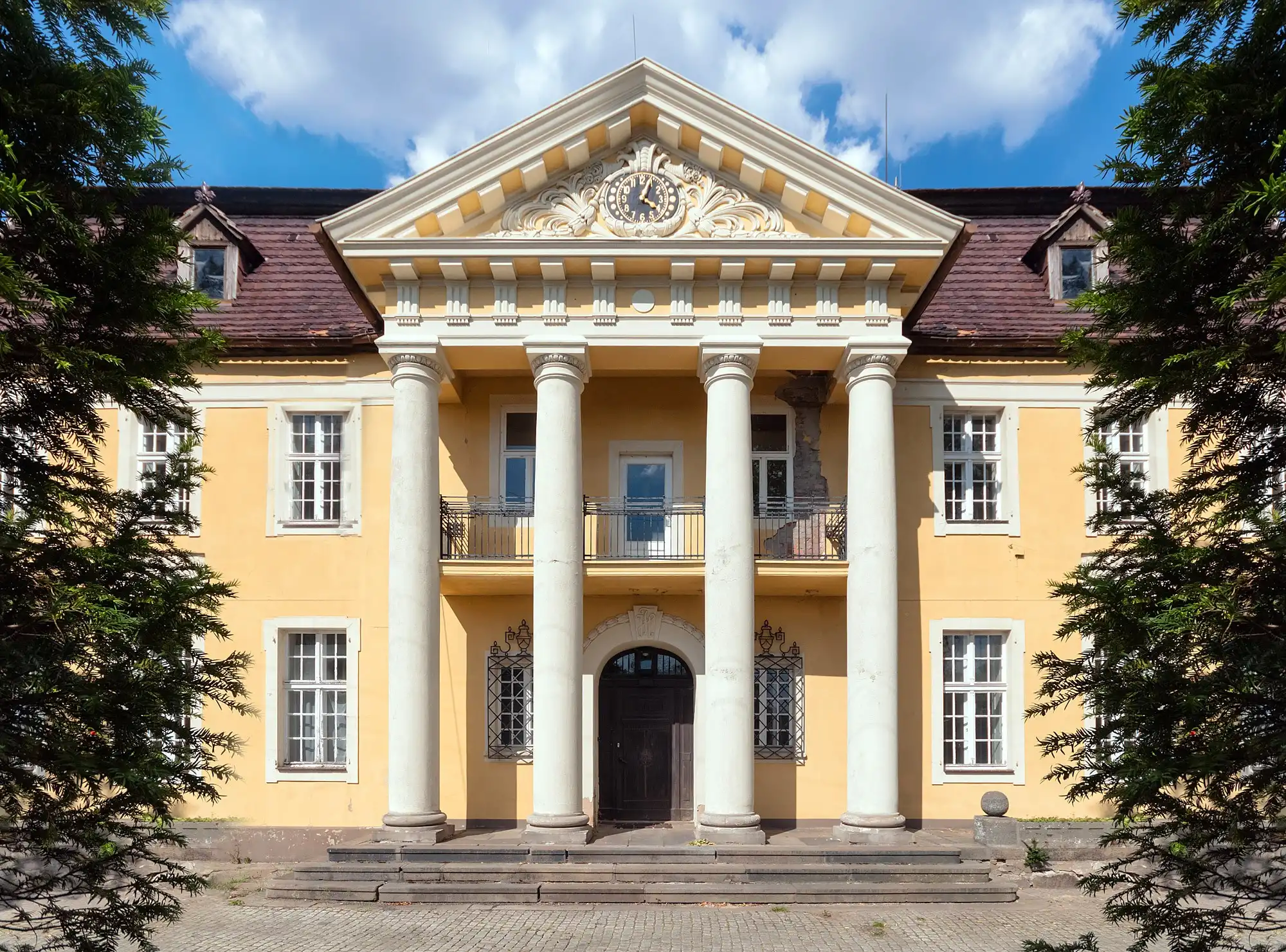 Photos Barockes Herrenhaus mit klassizistischem Portikus in Strahwalde, Nähe Görlitz