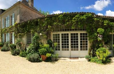 Manoir à vendre Gémozac, Nouvelle-Aquitaine:  Das Landhaus mit dem Anbau. Dort sind drei Gästeapartments untergebracht.