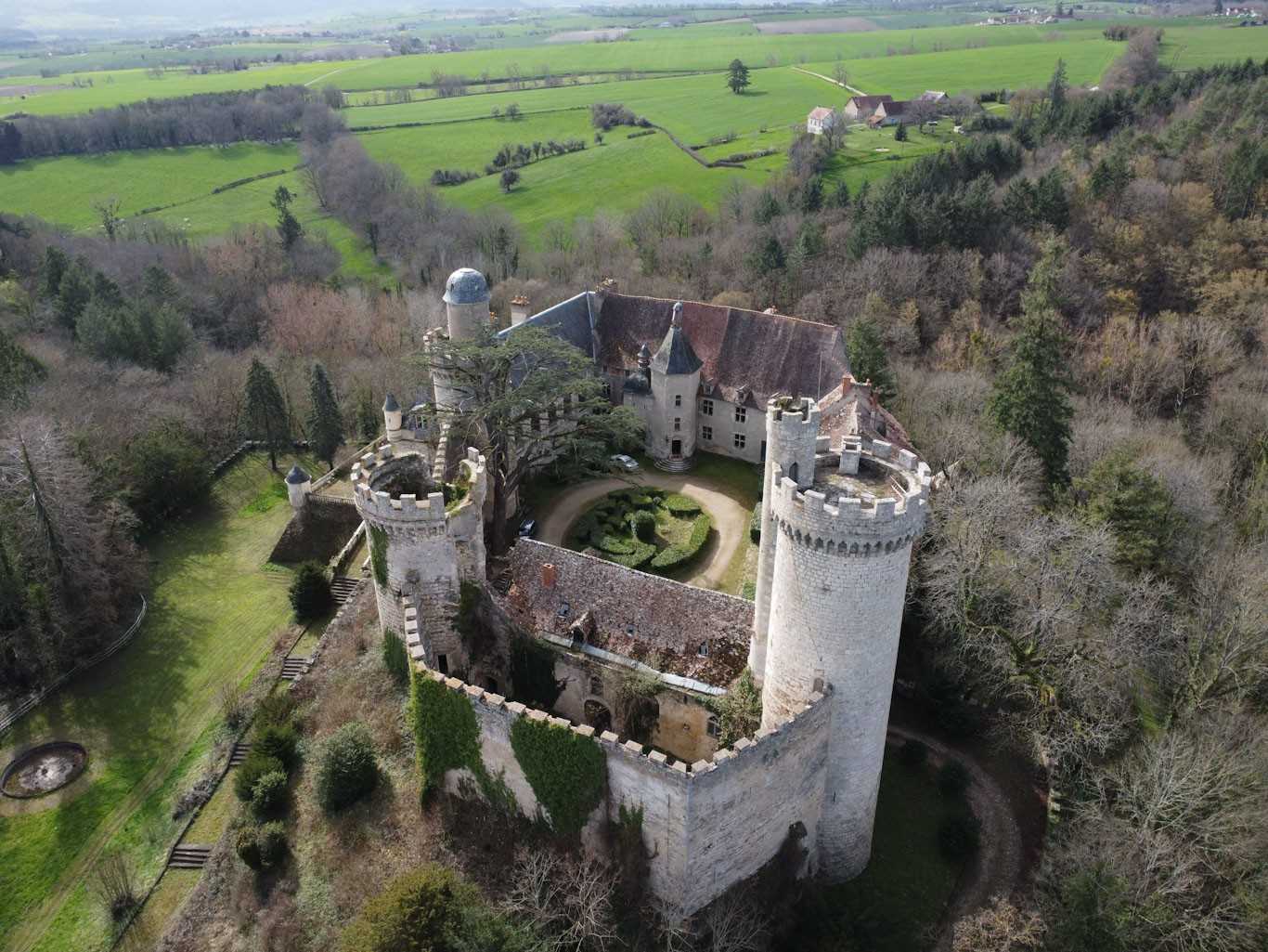 Photos Château de Veauce, au nord de Clermont Ferrand - Situation de rêve, Monument en danger