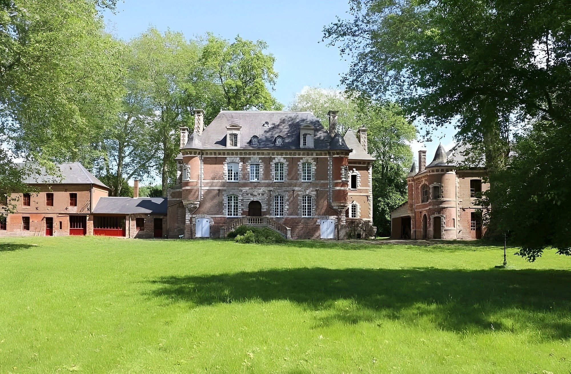 Photos Château avec 9 hectares de terrain : opportunité unique près de Paris