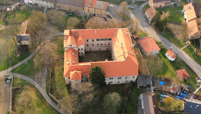 Château Renaissance partiellement rénové au nord de Prague, Offre privée d’immobilier historique