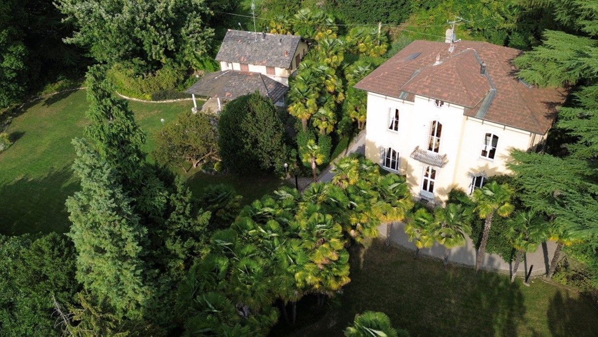 Photos Villa Art nouveau à Merate avec dépendance et jardin