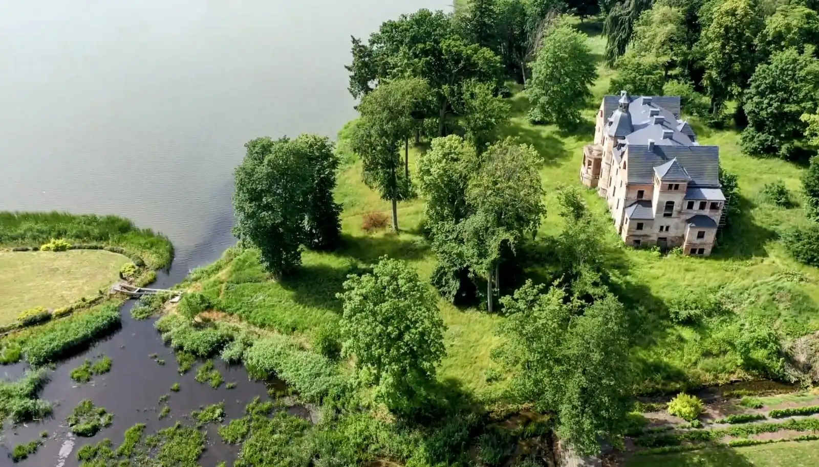 Photos Folwark nad jeziorem w zachodniopomorskim, 217 ha ziemi opcjonalnie