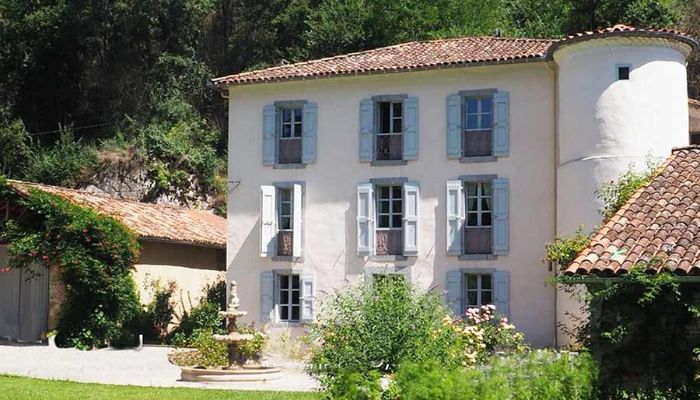 ???images??? Lovely lakeside 18thC Château for sale- commercial