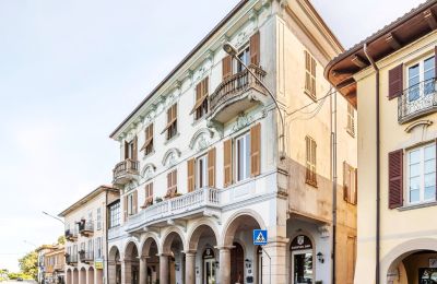 Propriétés, Appartement de luxe dans un palazzo de 1850 sur la promenade du lac à Lesa