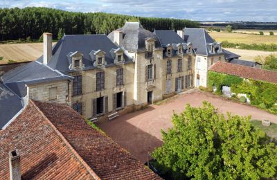 Château à vendre Loudun, Nouvelle-Aquitaine:  Cour intérieure