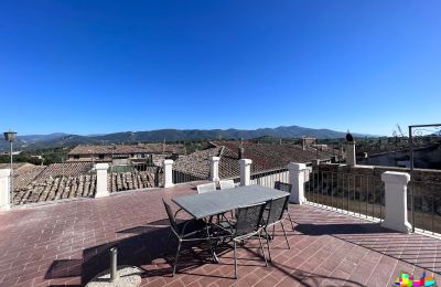 Propriétés, Maison historique près de Terni avec terrasse panoramique sur le toit