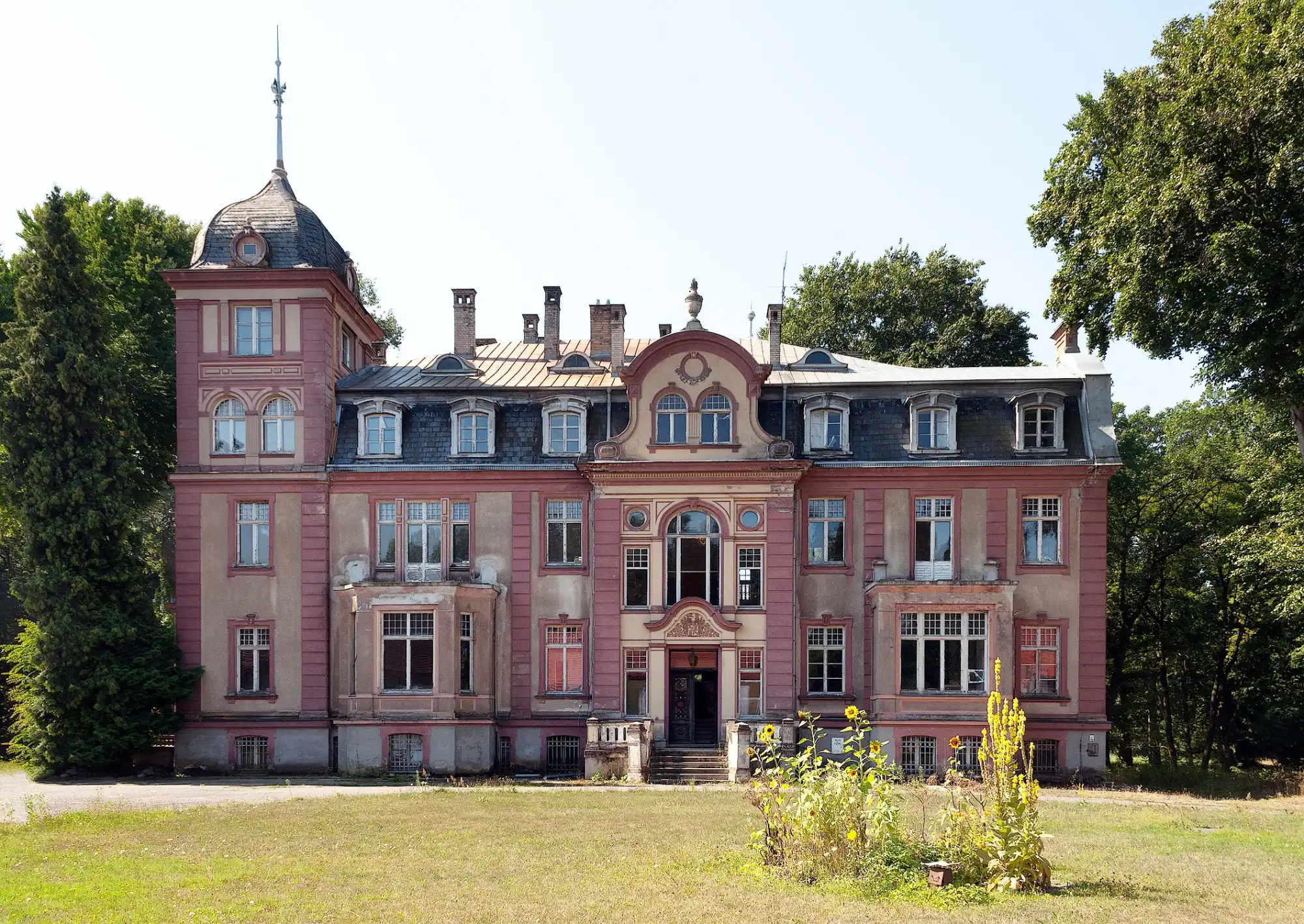 Photos Pałac w Brzeźnicy nad rzeką, z parkiem, 2 stawami, stodołami i stajniami