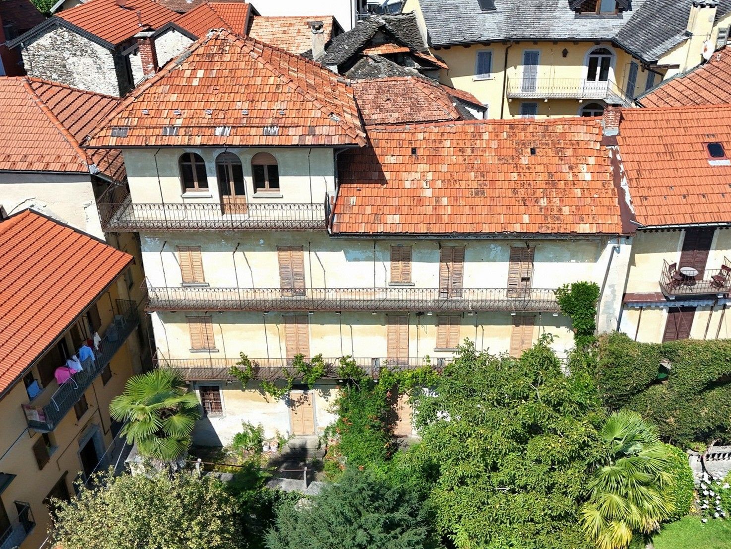 Photos Villa historique avec vue sur le lac et jardin à restaurer