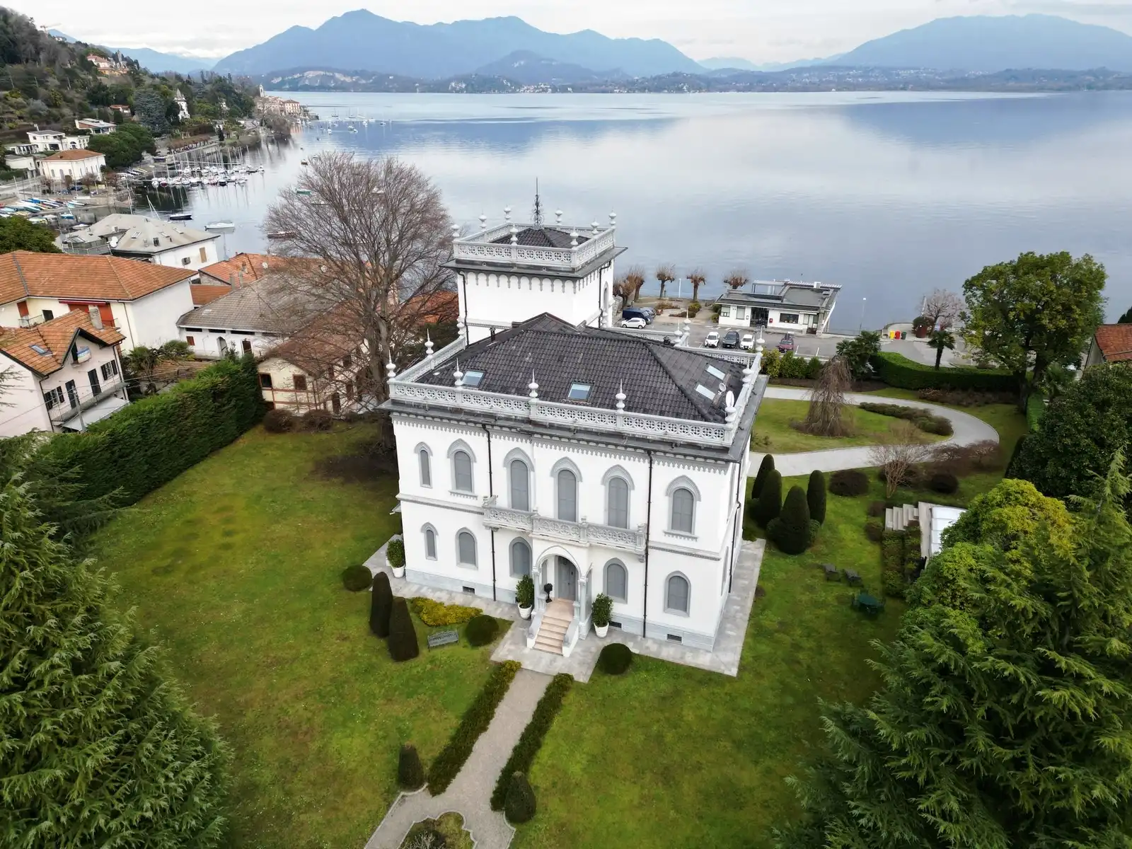 Photos Sorgfältig restaurierte Historismus-Villa mit gepflegtem Park und Blick auf den Lago Maggiore