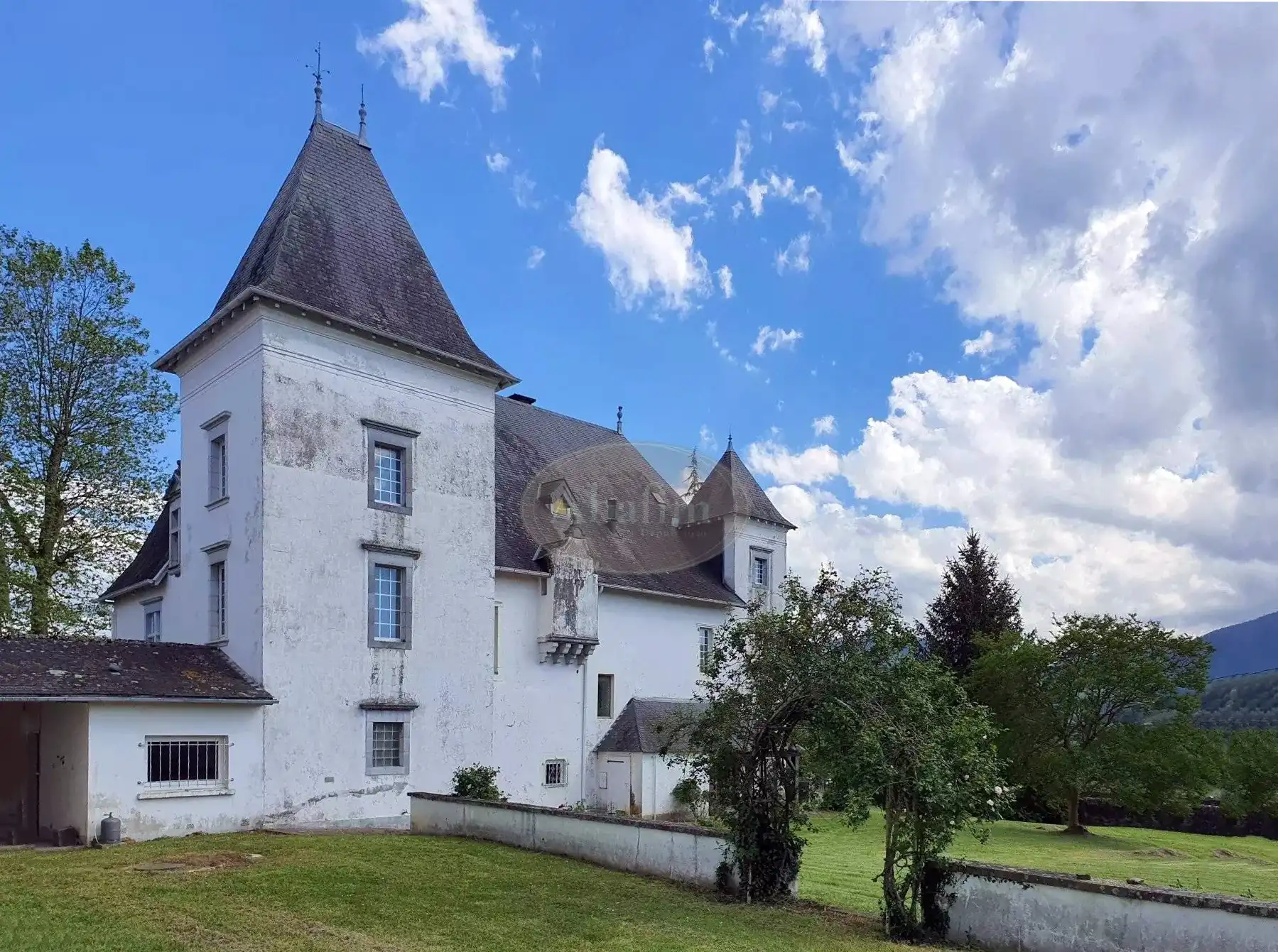 Photos Kleines Château in den Pyrenäen in herrlicher Panoramalage