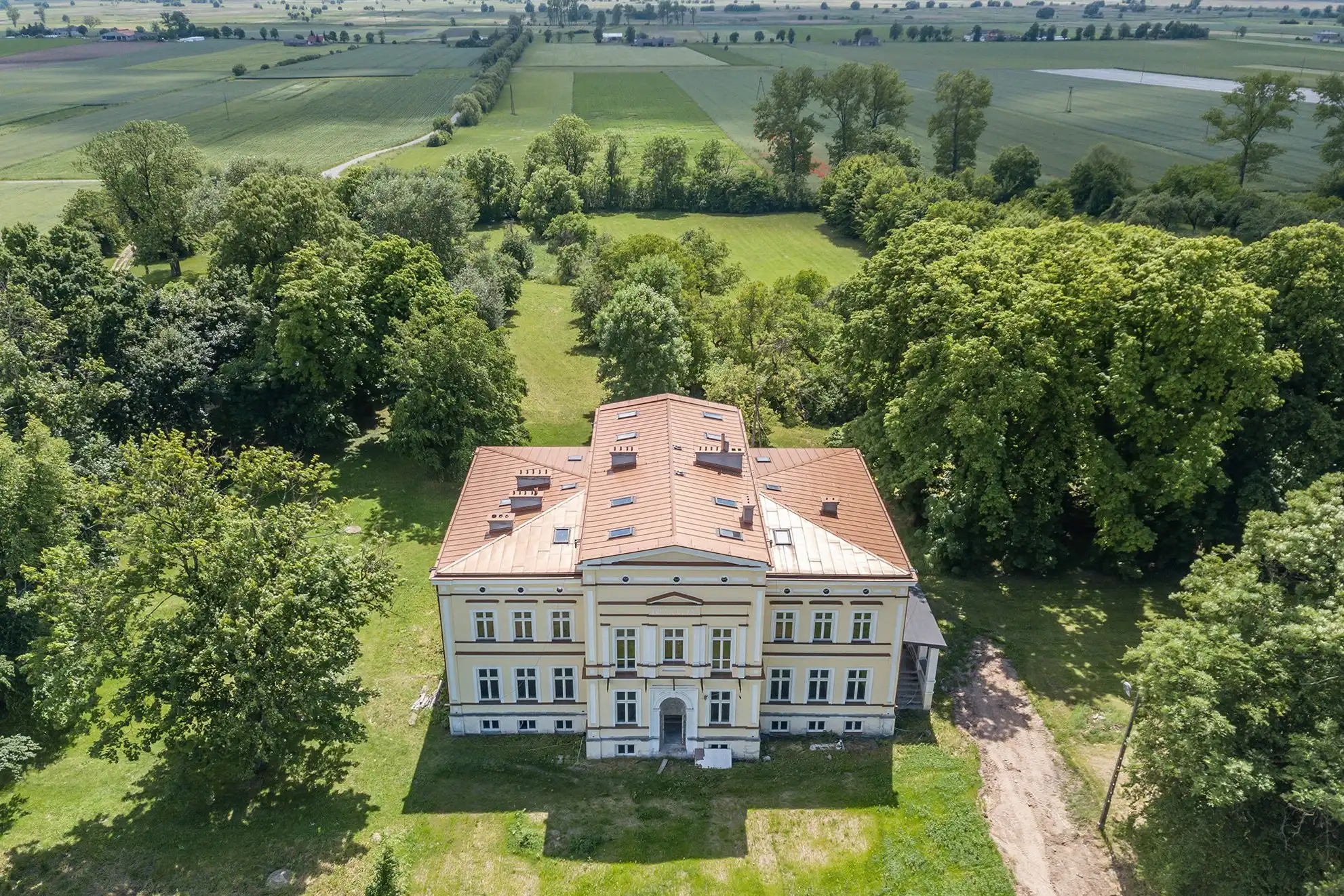 Photos Schloss mit Nebengebäuden und Park - Projektgenehmigung Seniorenwohnen