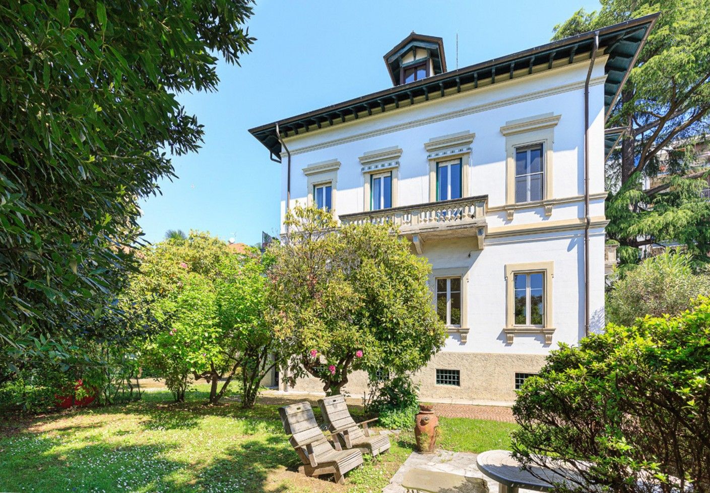 Photos Propriété historique avec tour, parc et piscine à Verbania