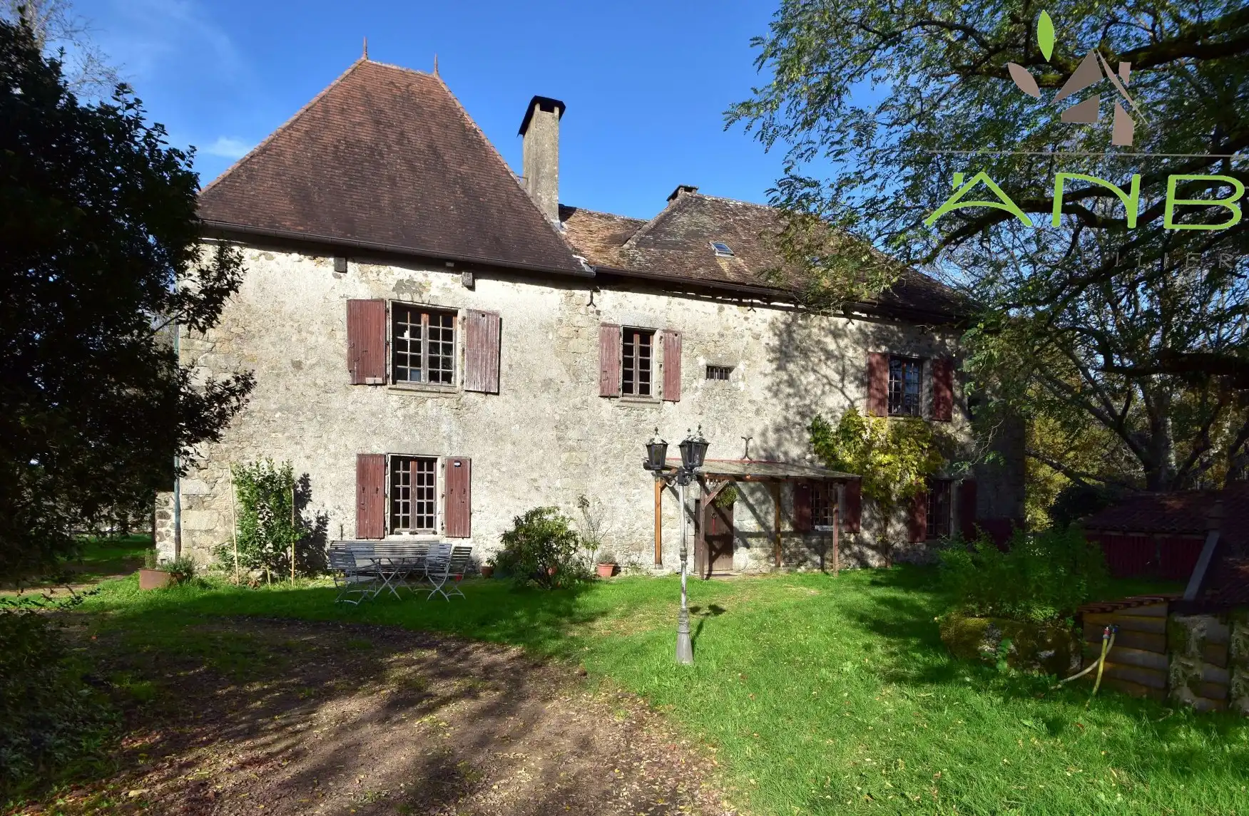 Photos Maison de maître avec maisons de vacances, étang et pâturages