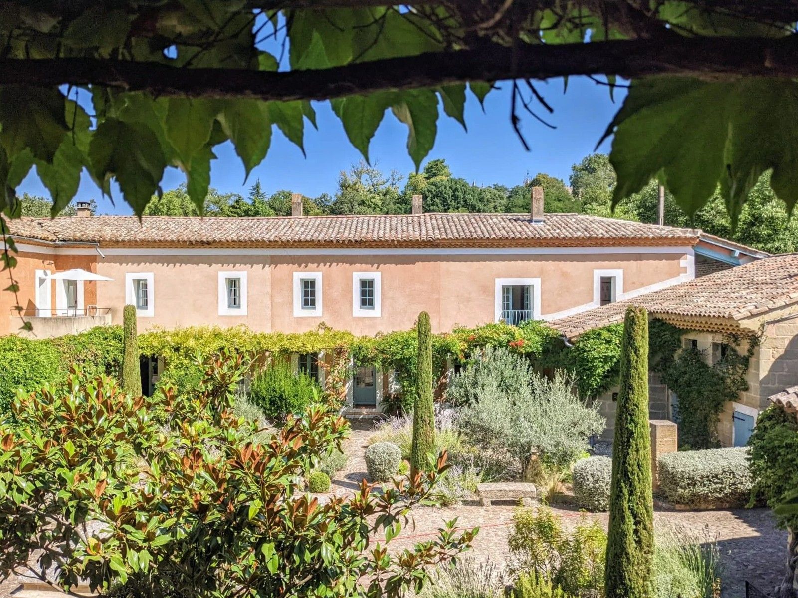 Photos Mas près d'Uzès avec grand jardin et gîtes