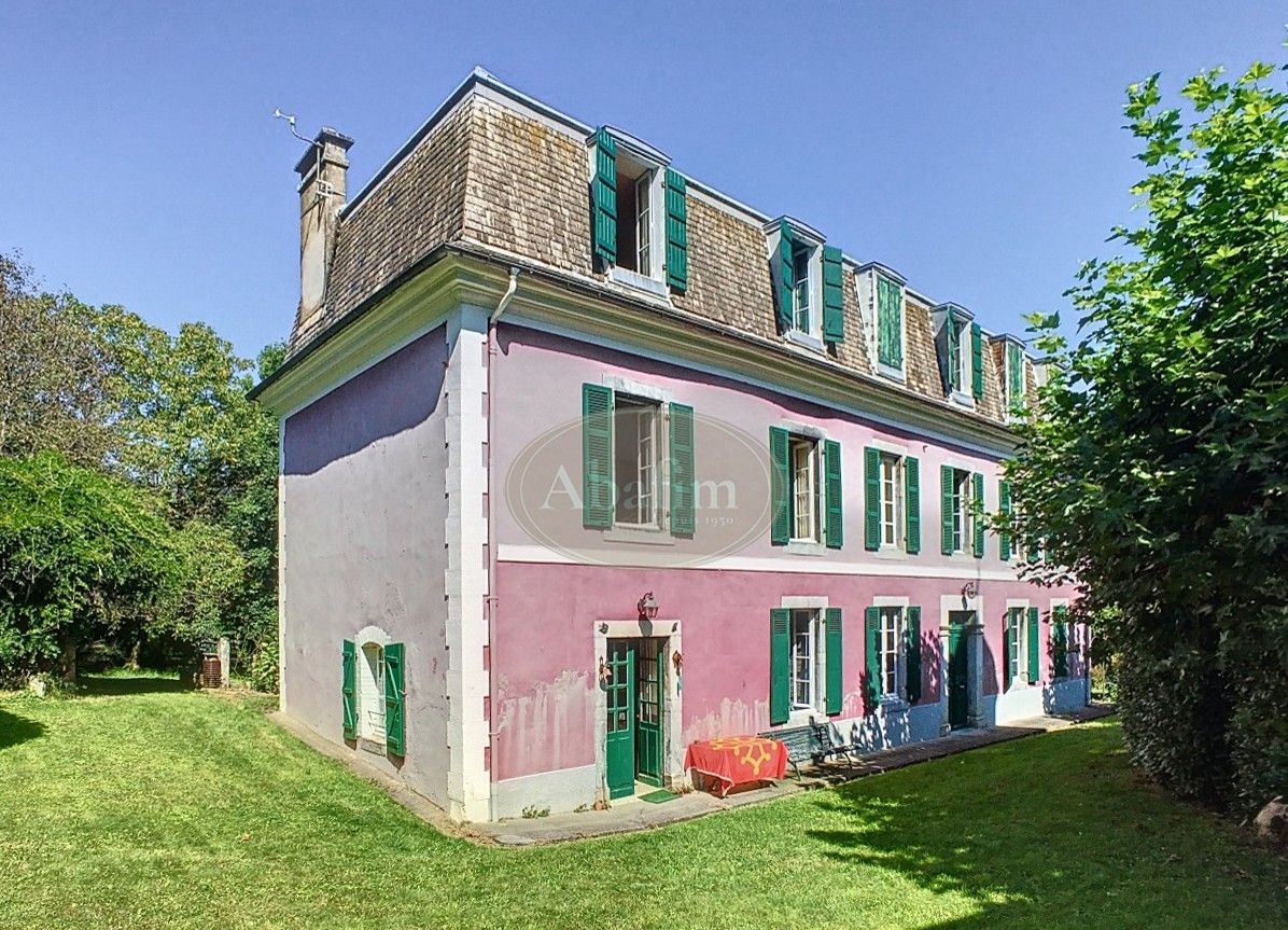 Photos Maison de maître avec jardin dans les Pyrénées