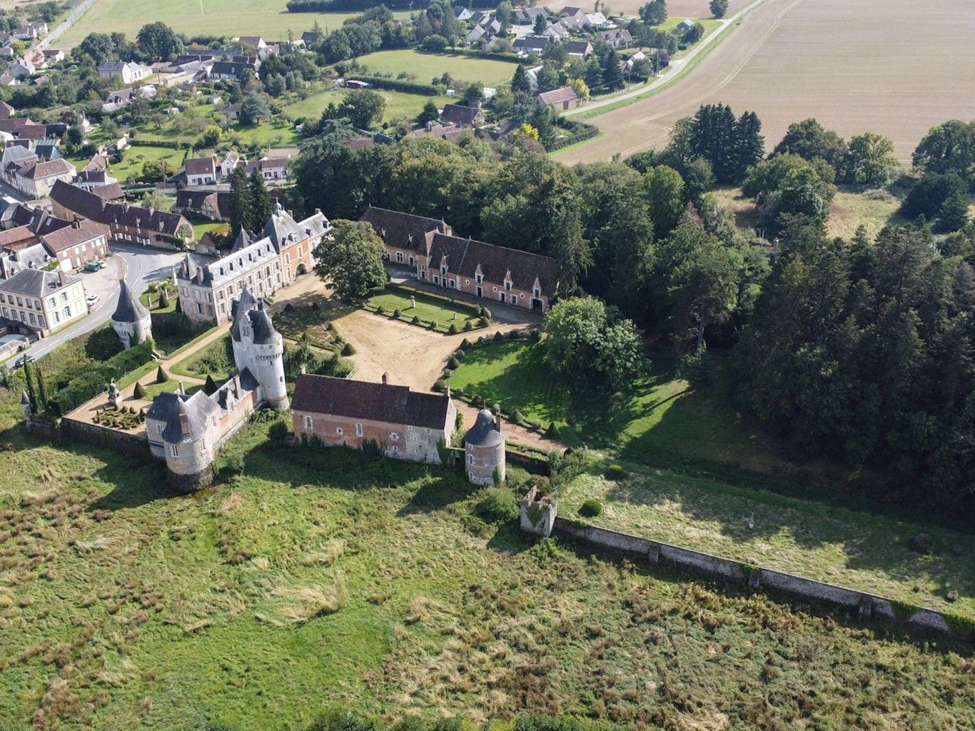 Photos Château en Perche avec parc de 41 hectares – 120 km de Paris