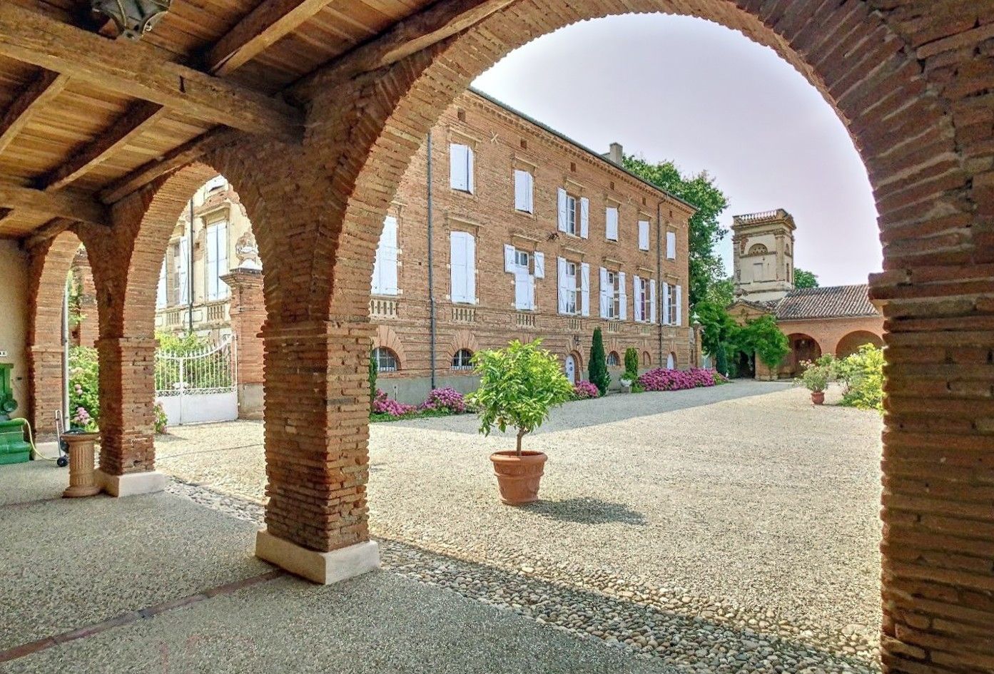 Photos Château Historique du XVIIIe Siècle à Toulouse – Propriété de Luxe avec Potentiel pour Événements