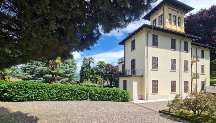 Demeure avec tour panoramique, vue sur le lac et jardin dans la ville thermale de Stresa