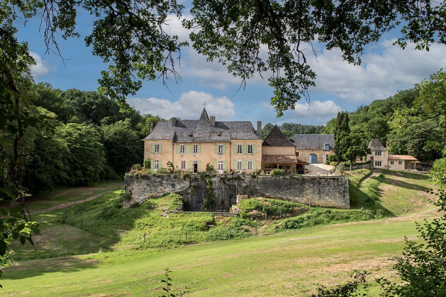 Photos Château avec gîtes et dépendances sur 67 hectares