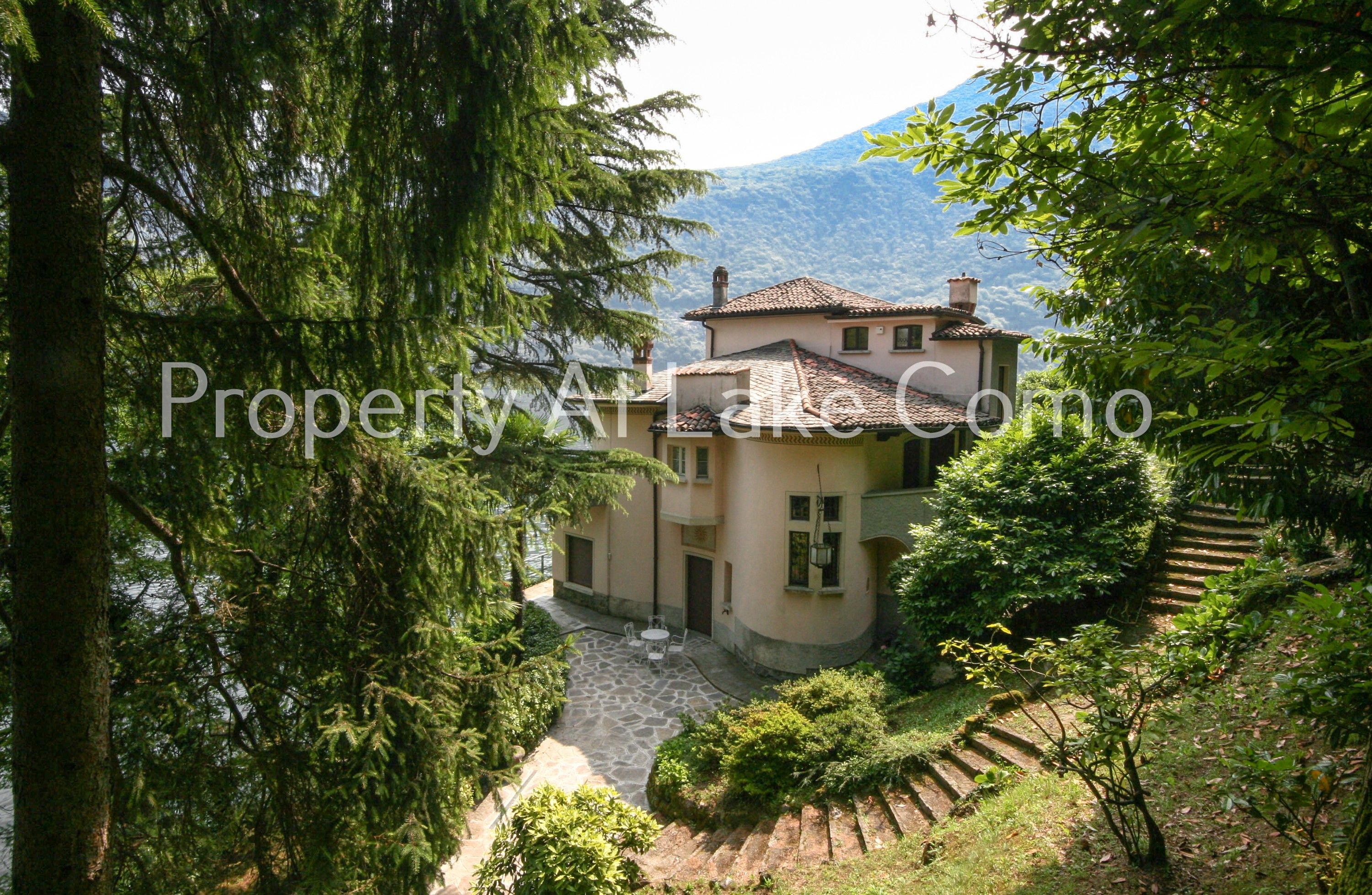 Photos Demeure historique au bord du lac de Côme avec marina privée et maison d’amis