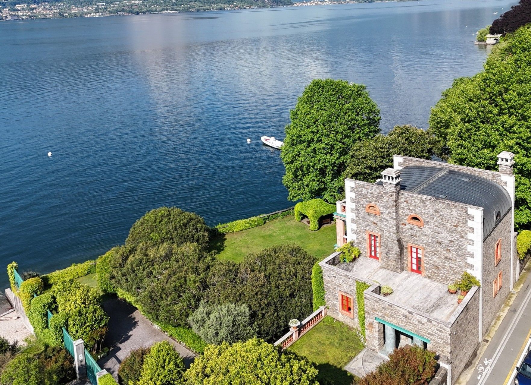 Photos Demeure de prestige au bord du lac Majeur à Verbania – Projet architectural d’Aldo Rossi avec embarcadère privé
