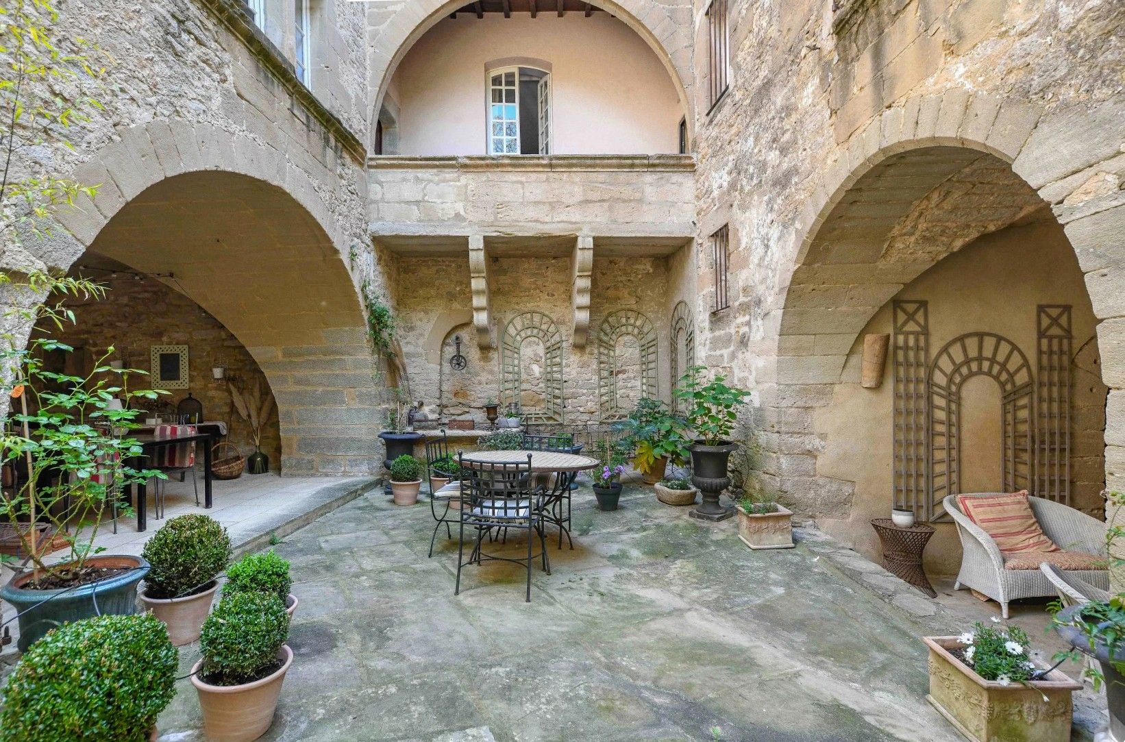 Photos Demeure de caractère avec cour intérieure et 7 suites près d’Uzès