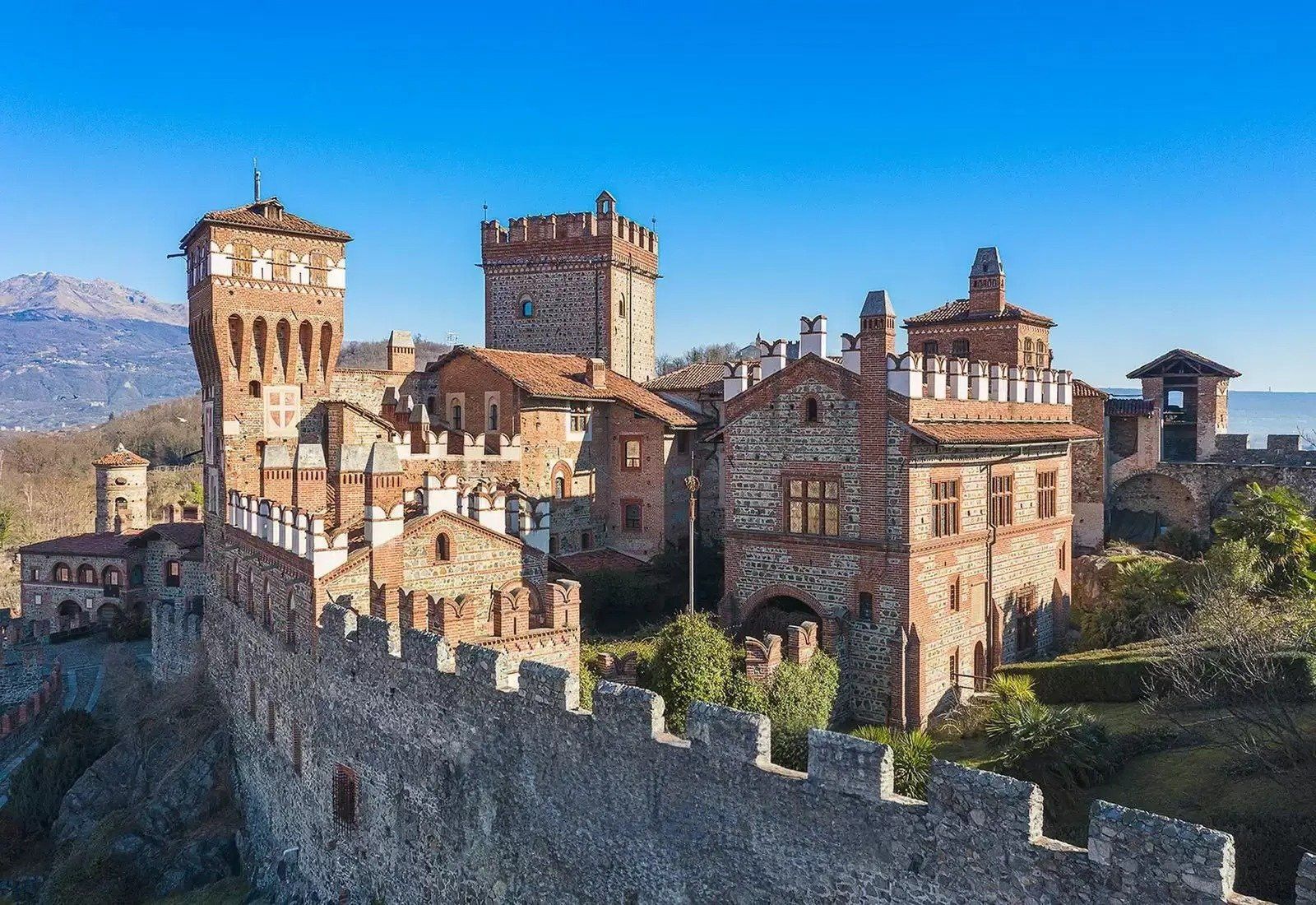 Photos Château medieval près d’Ivrea avec hôtel, parc de 40 ha et vue sur les Alpes