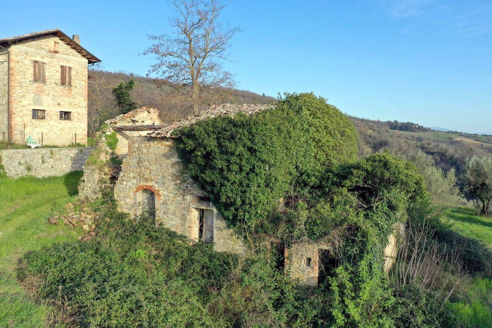 Photos Bâtiment à rénover avec 6 pièces et terrain de 2 000 m² avec vue panoramique