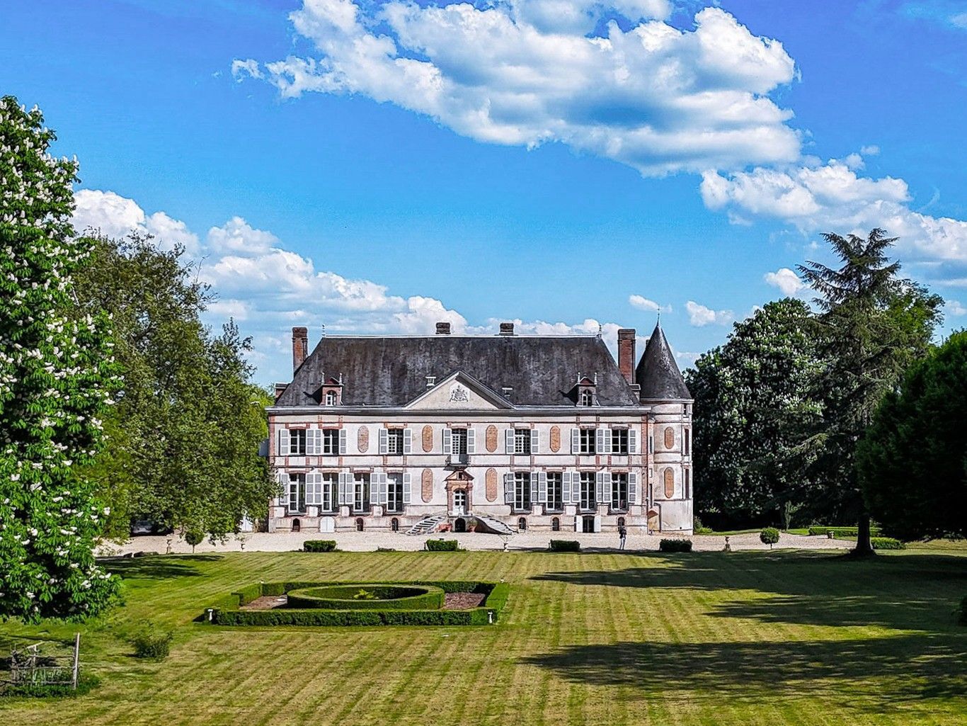 Photos Château Louis XIII à vendre près de Paris – Propriété de 40 hectares en Bourgogne