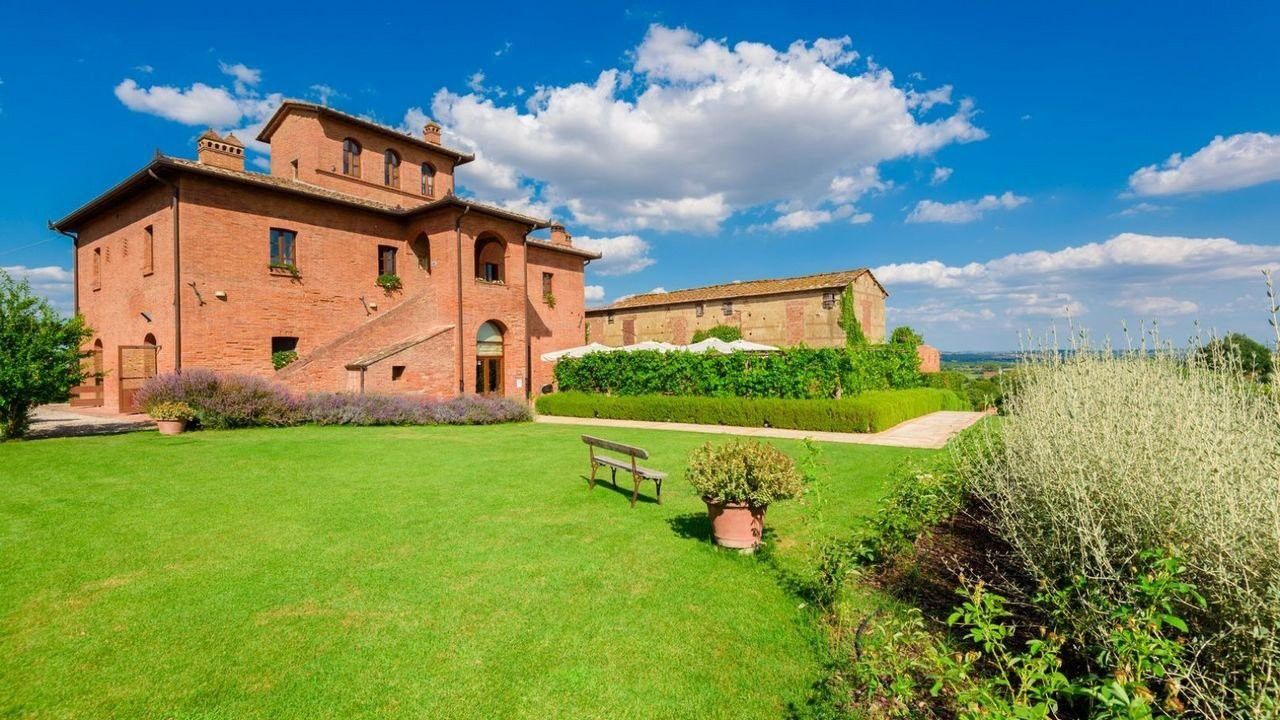 Photos Demeure toscane avec suites d’hôtes, jardin et oliveraie bio près de Sinalunga