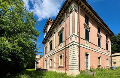 Biens de caractère, Villa de plus de 1 260 m² sur un terrain de 5 hectares à San Giuliano Terme