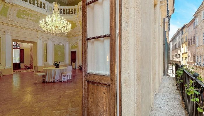 Palais au cœur du centre historique de Sienne – 700 m² avec salle de bal et stucs rococo