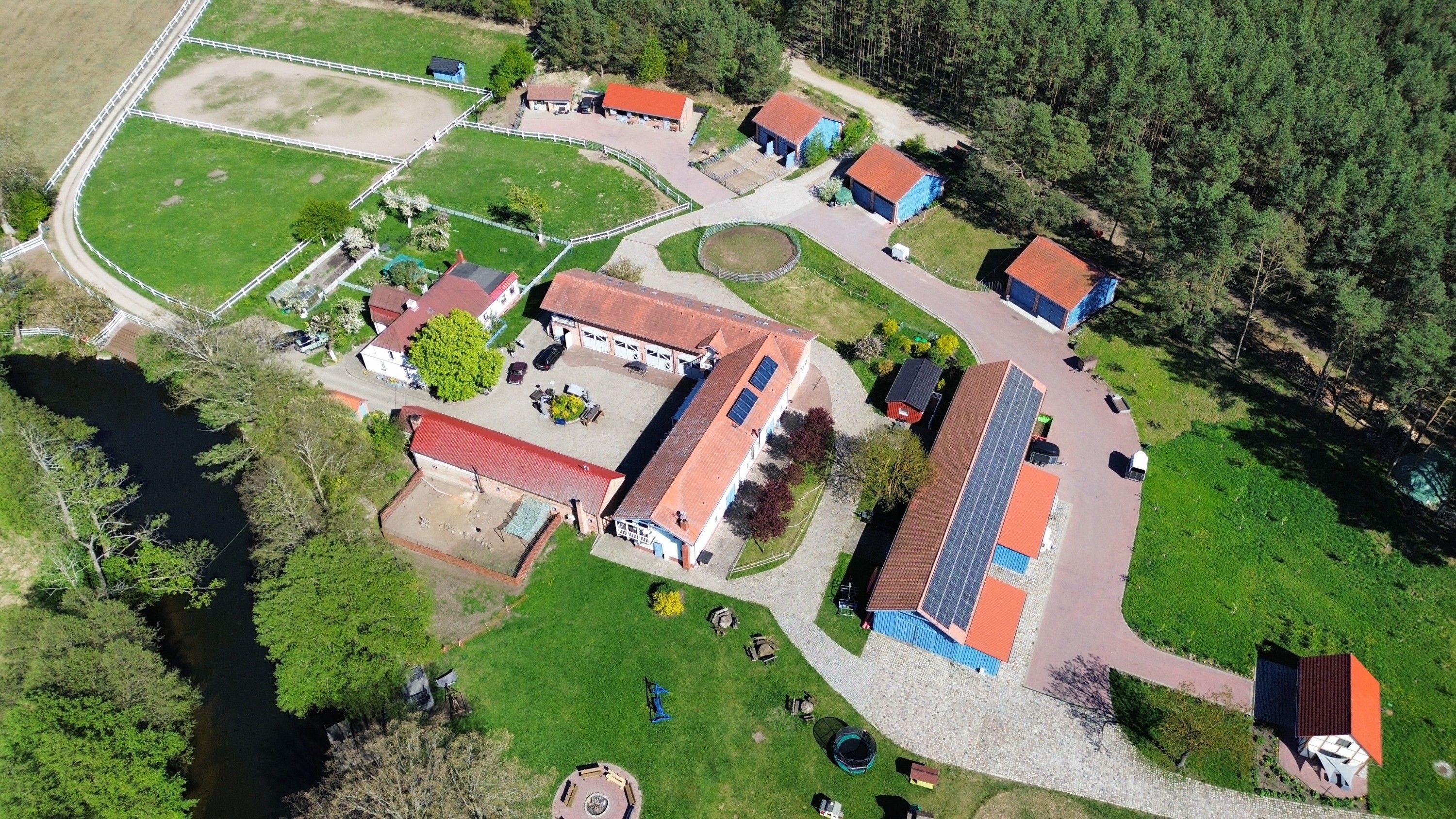 Photos Domaine avec hôtel, centre équestre et terrain constructible près de Poznań