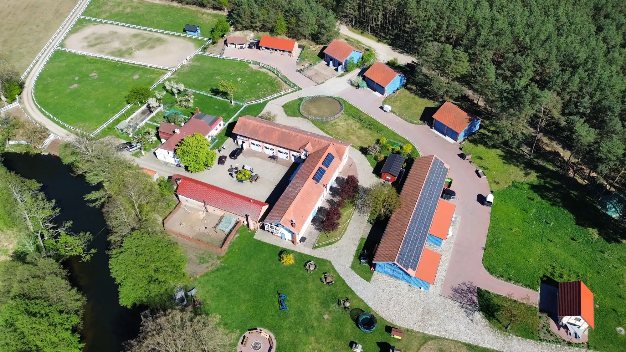 Photos Tradition trifft auf Unternehmergeist: Voll betriebener Gutshof mit Hotel, Reitstall und Bauland nahe Posen