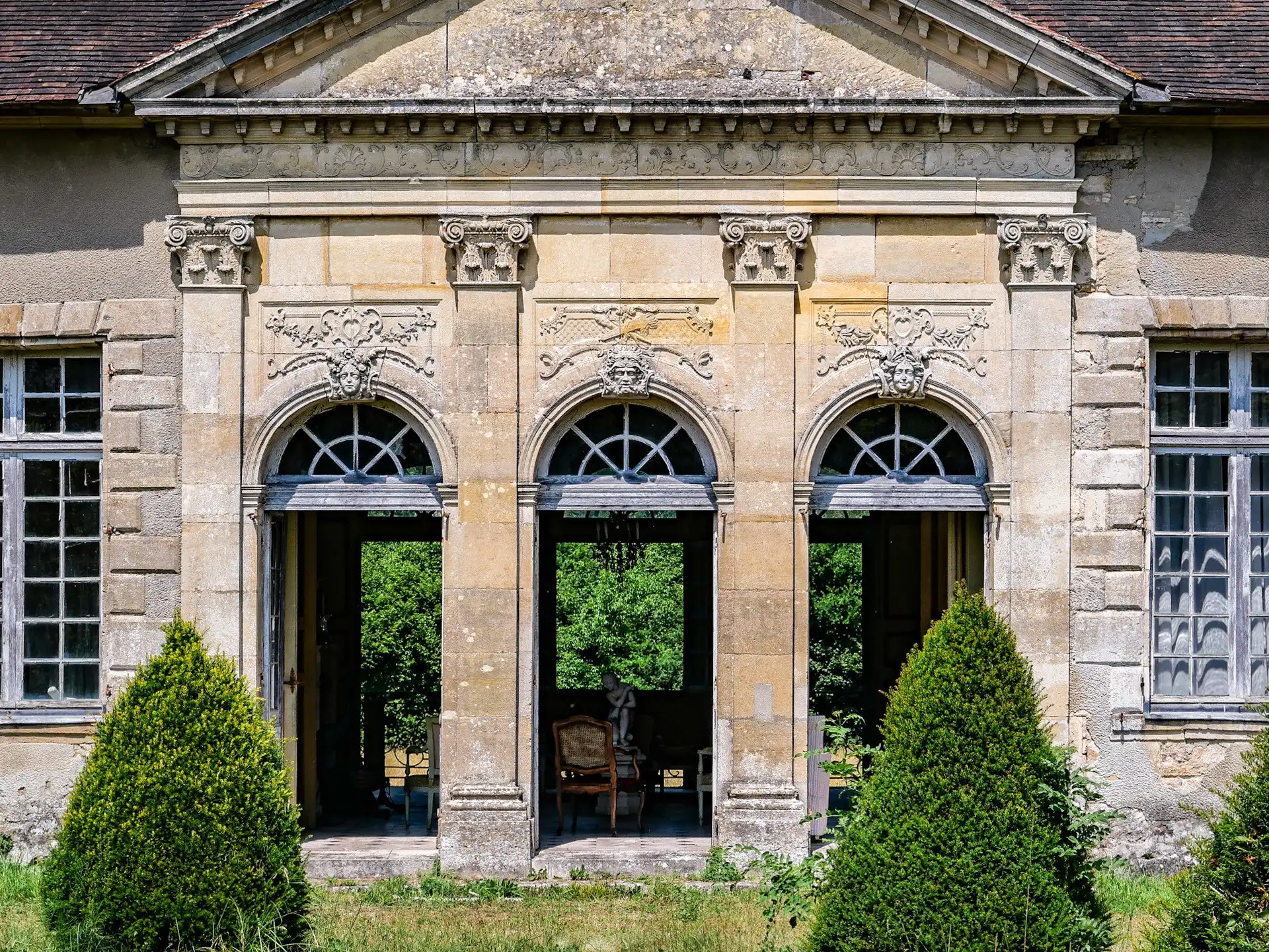 Photos Klassizistisches Schlossensemble an der Saulx mit Ehrenhof und Park