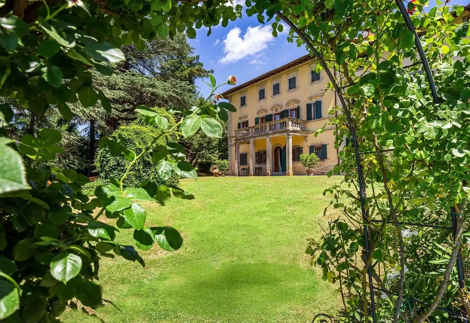 Photos Villa del Riccio mit Nebengebäuden und Apartments im Norden von Florenz