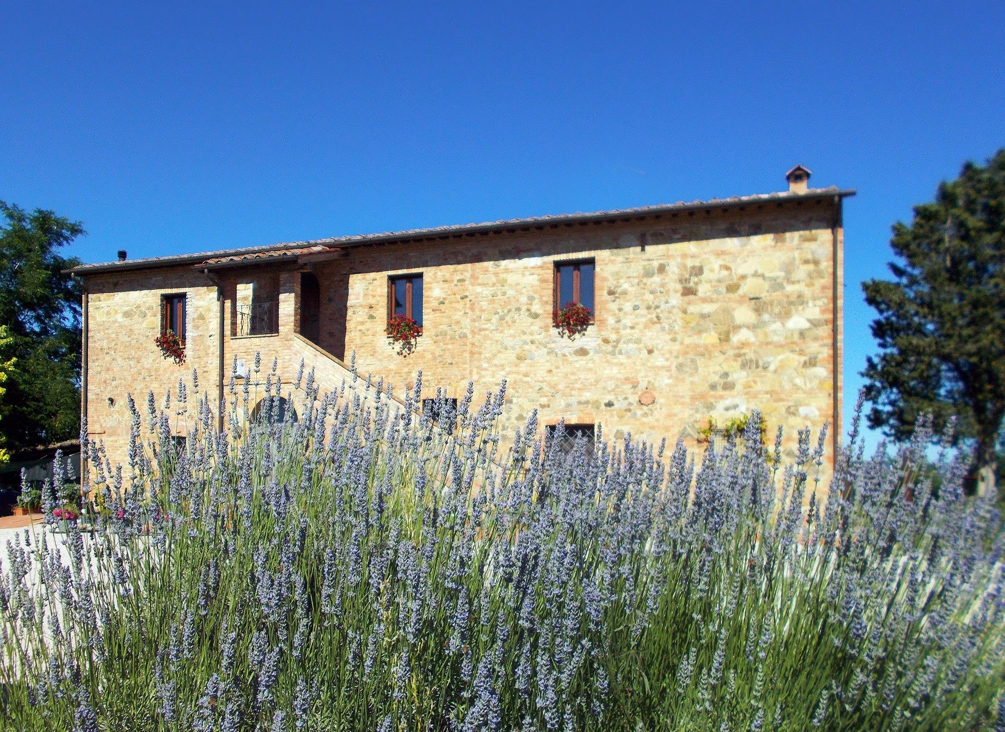Photos Maison de campagne avec piscine et jardin près de Pérouse – Région Ombrie-Toscane