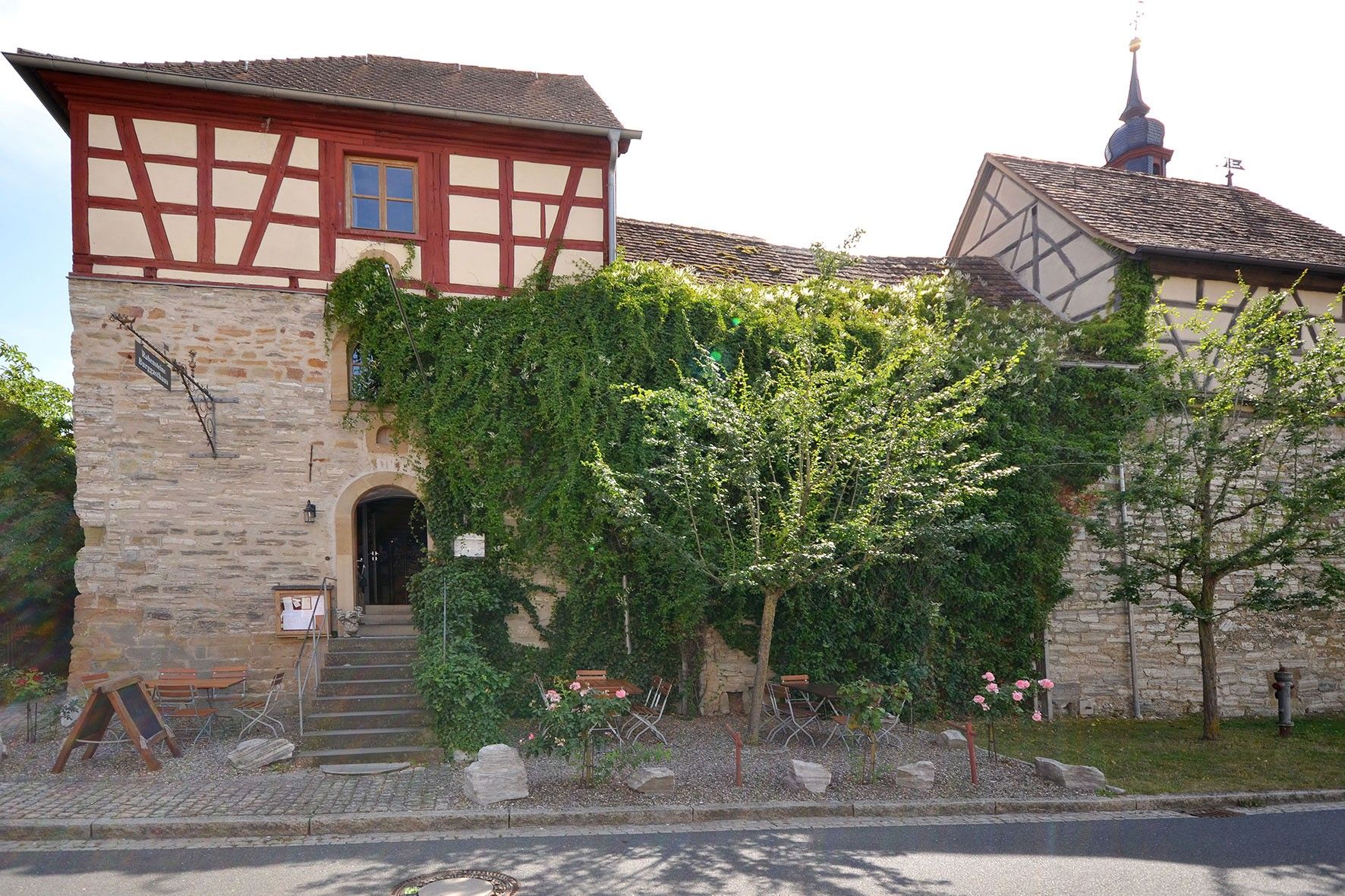 Photos Ensemble fortifié historique avec dépendances près d’Ellingen, Allemagne