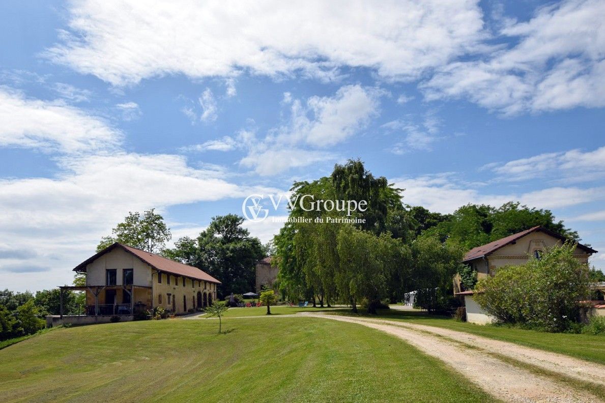 Photos Domaine de tourisme, 5 gîtes, un château à rénover sur 1,8 hectares, sud-Gers