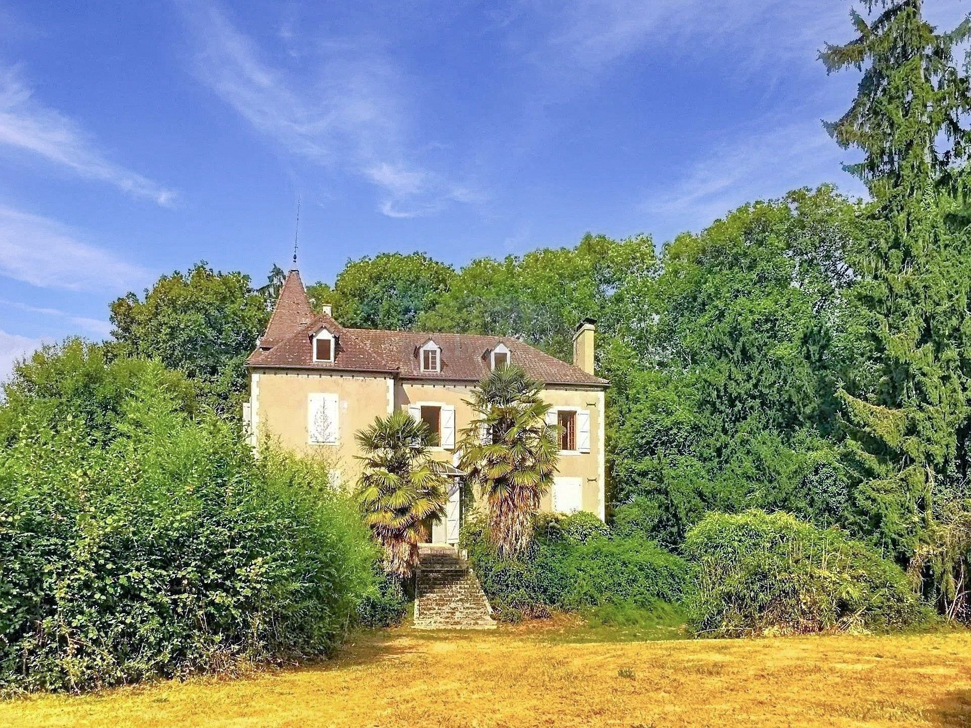 Photos Herrenhaus bei Pau mit großem Park und Pferdeboxen