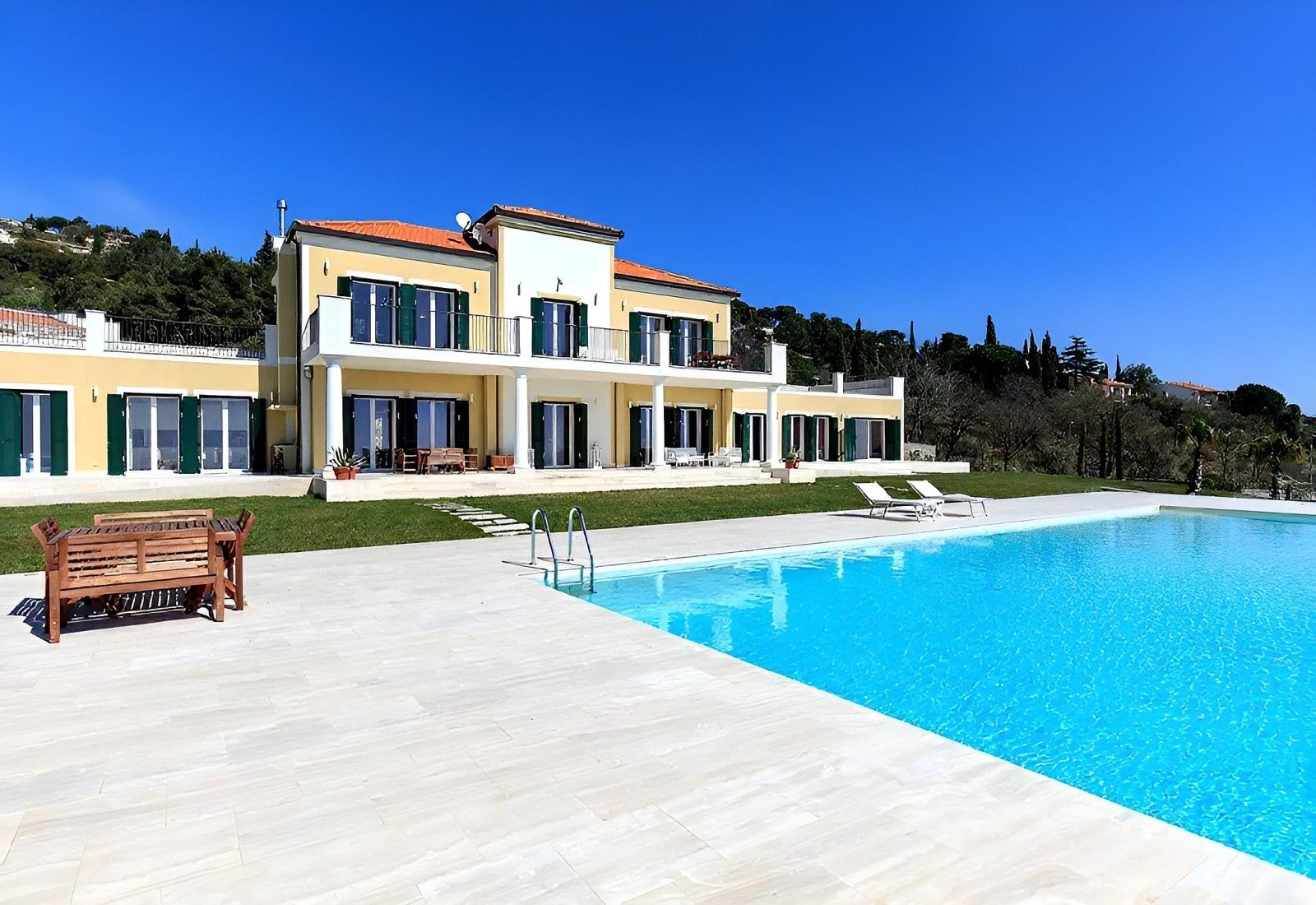 Photos Villa élégante à proximité d’Imperia avec jardins et piscine face à la mer