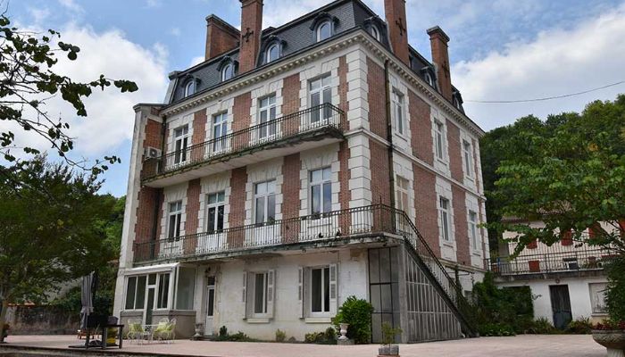 ???images??? Chateau with fine views over the River Garonne