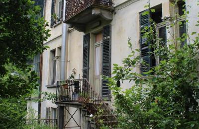 Demeure historique à vendre Faido, Tessin, lato giardino con ingresso a sala da pranzo/ingresso studio medico/accesso giardino posteriore