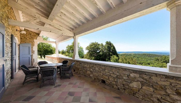 Propriété de caractère avec vue panoramique et jardin paysagé près d’Uzès