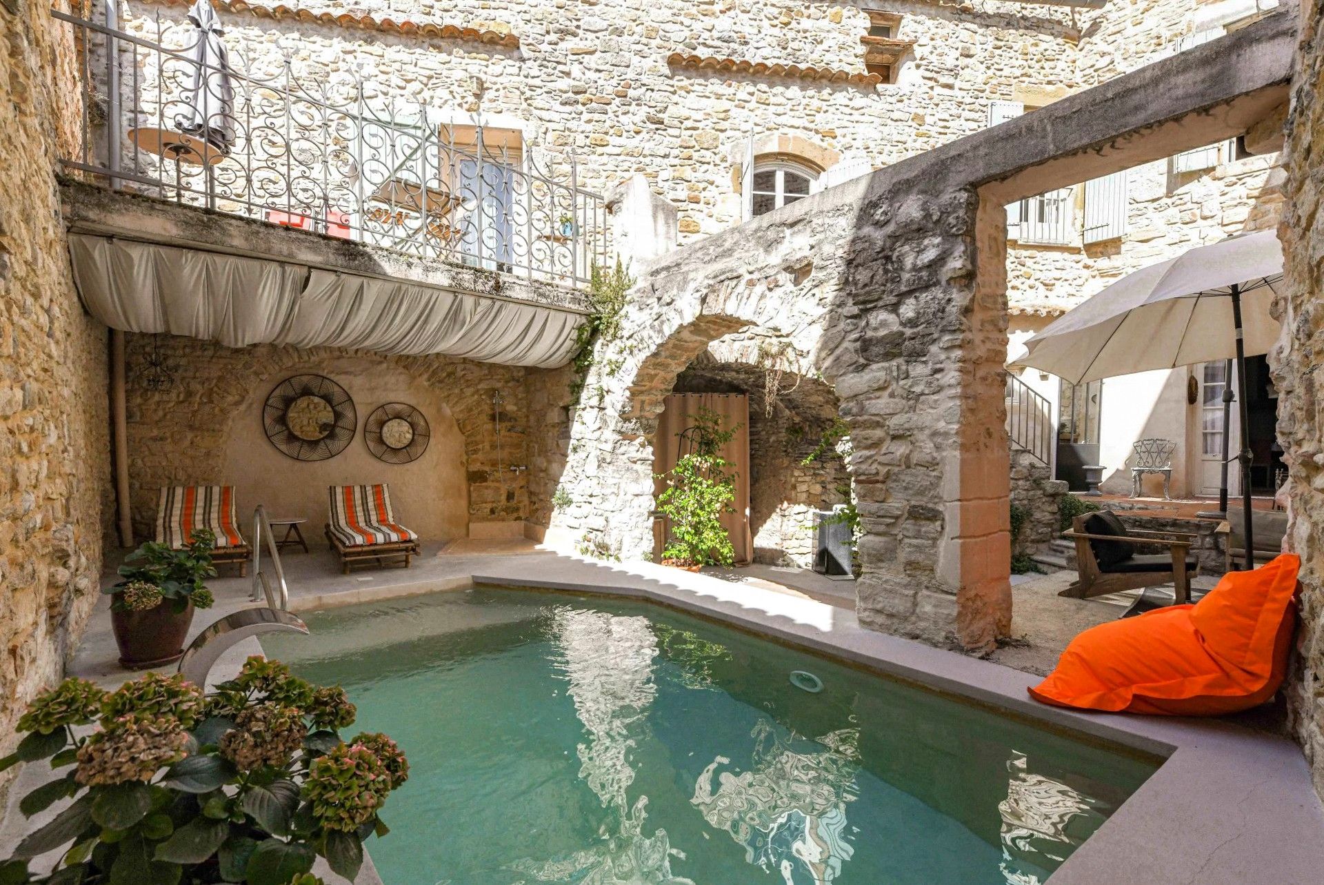 Photos Demeure de village avec charme historique, piscine et terrasse à Uzès
