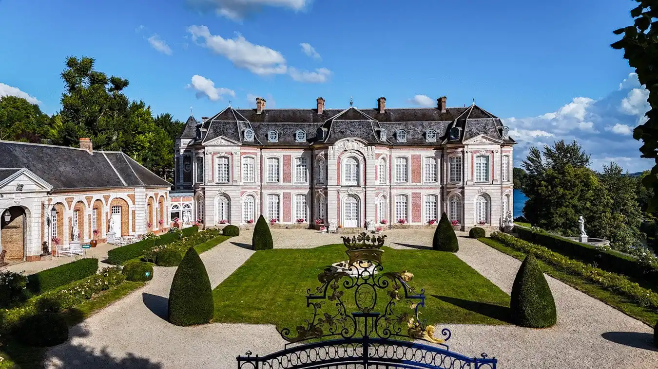 Photos Château XVIIIème avec parc paysager, serres et étang privé