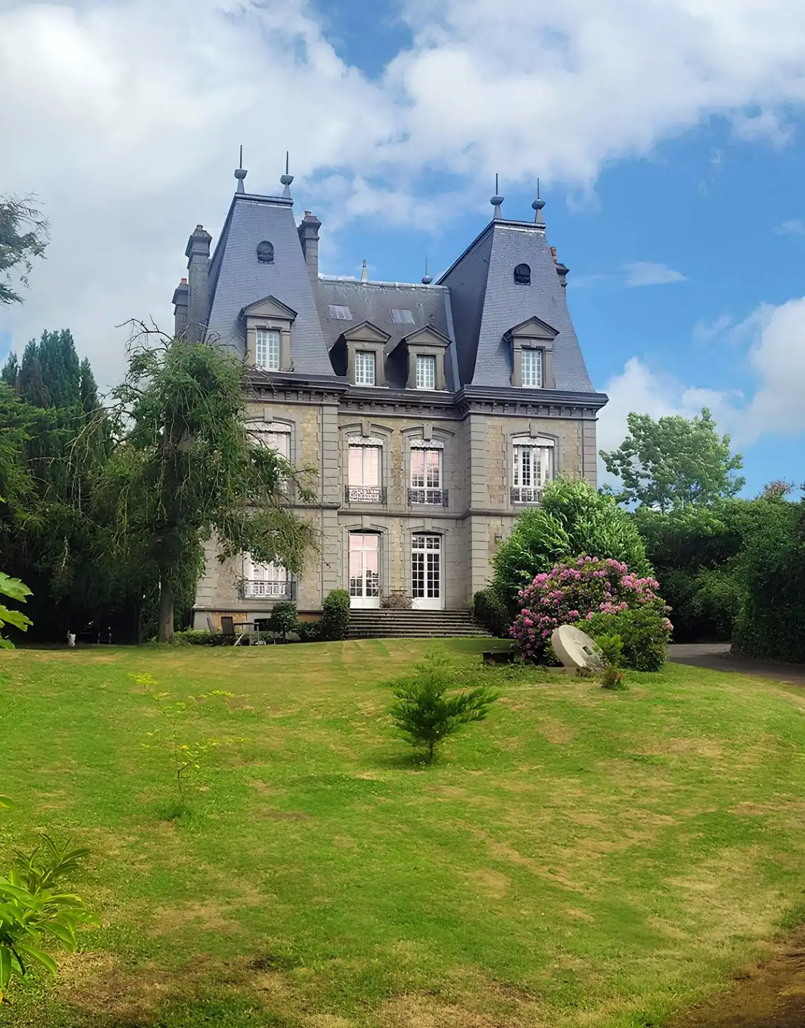 Photos Château du 19ème siècle de 695 m2 restauré en partie sur 3363m2 secteur Orne