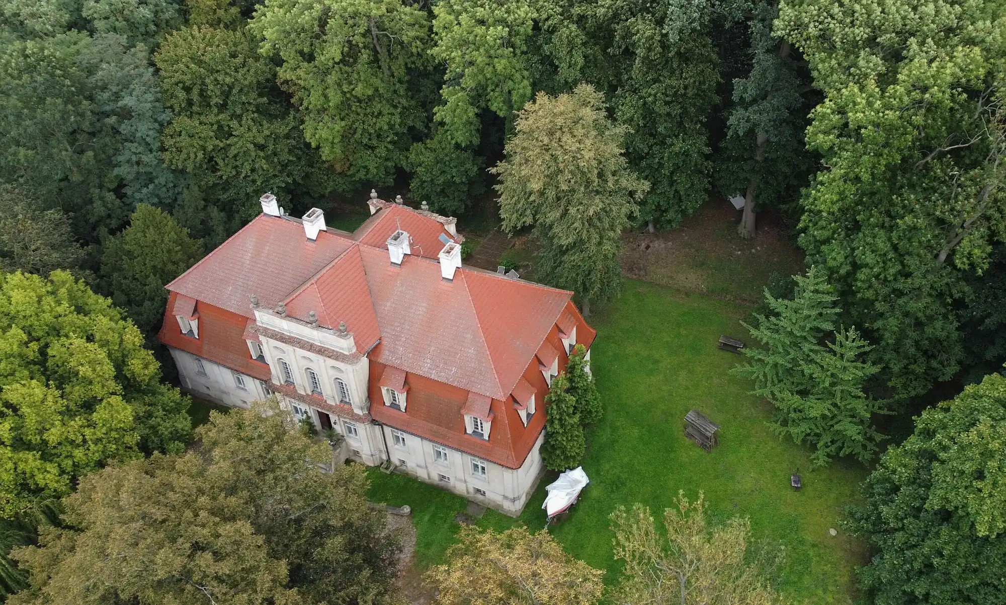 Photos Barockes Herrenhaus mit Rokokosaal, Park, Nebengebäude und Kapelle
