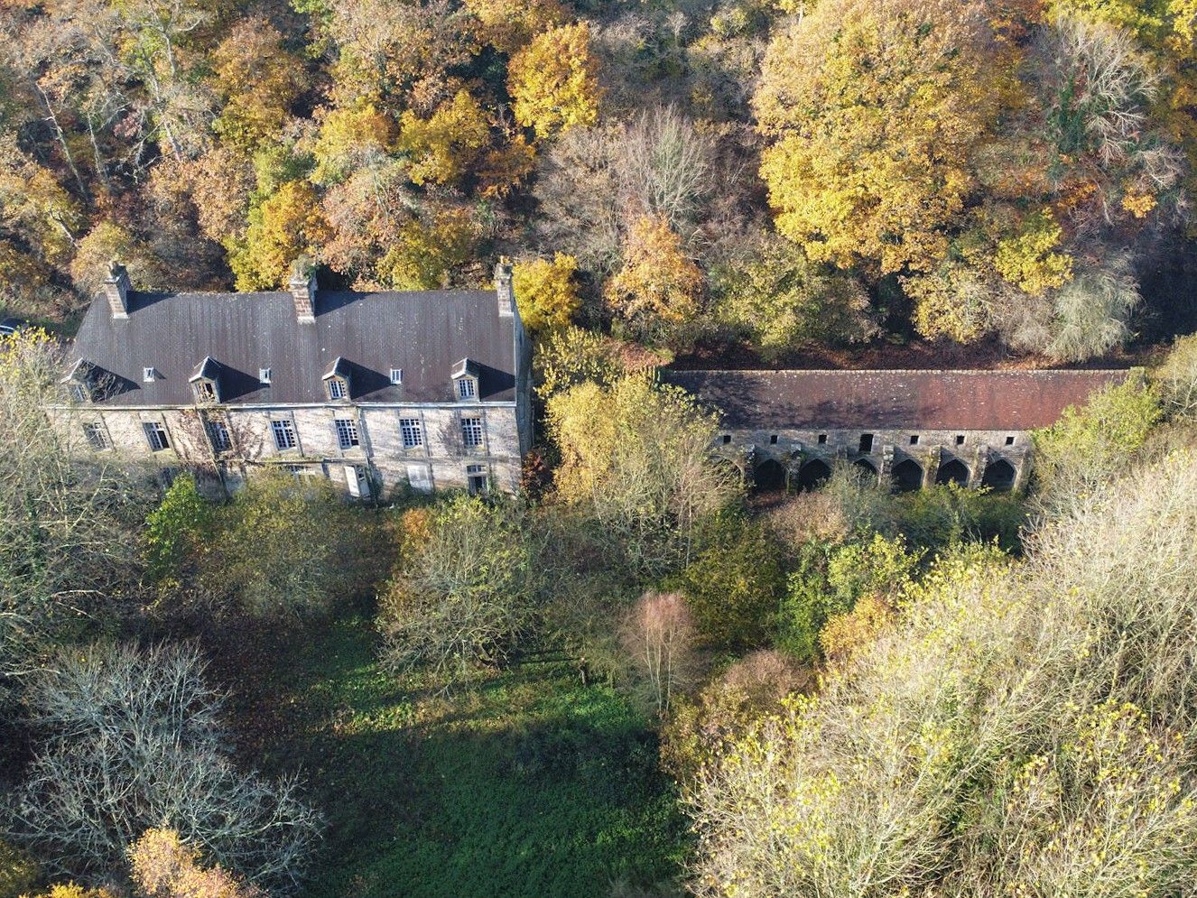 Photos Ehemalige Abtei in der Normandie mit Wohngebäude und mittelalterliche Ruinen